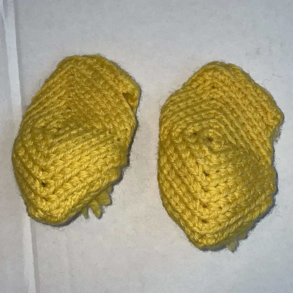 Vtg Kitschy yellow crochet knit yarn slippers for toddler‎